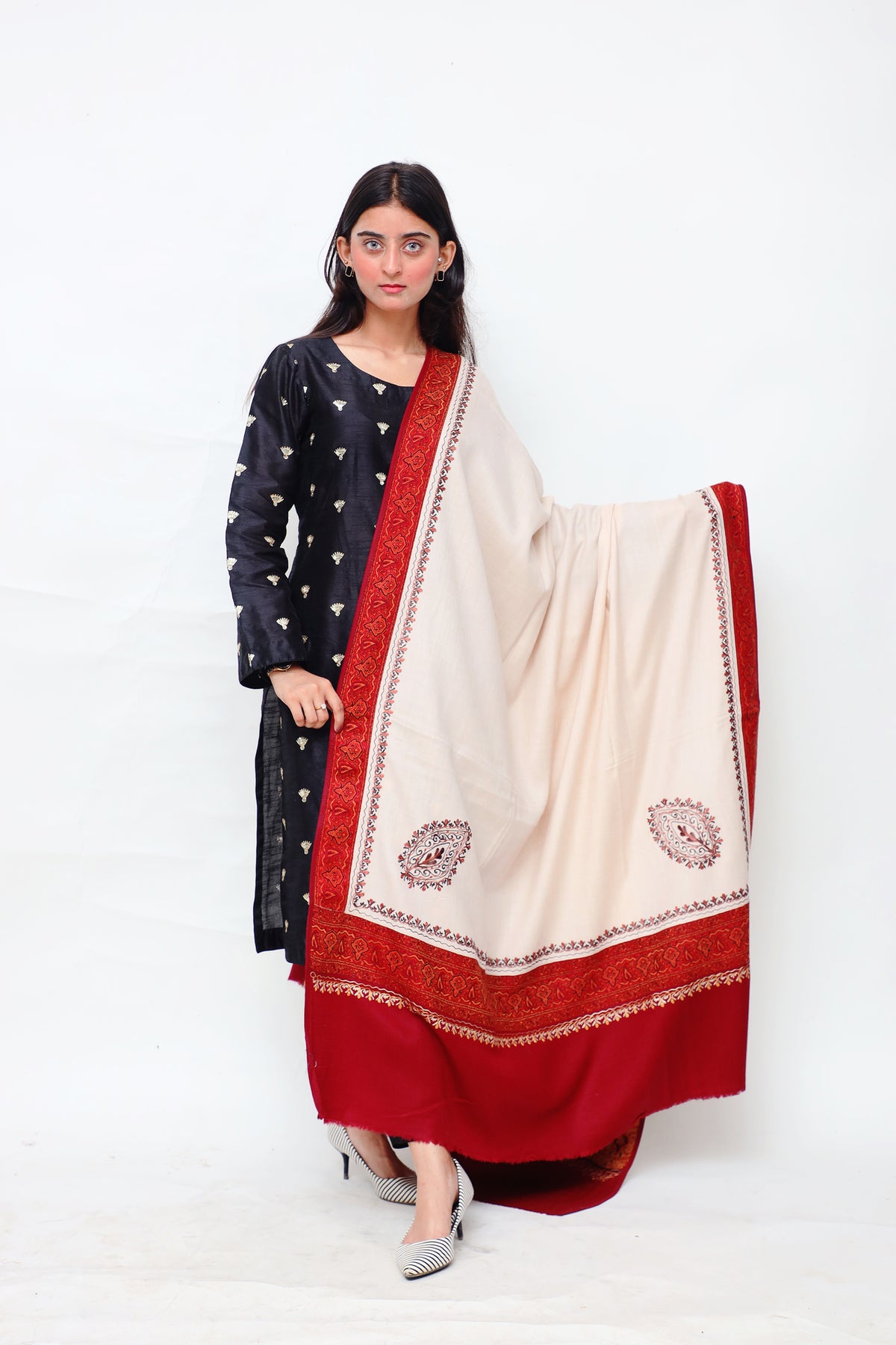Ornate Floral Woolen Shawl