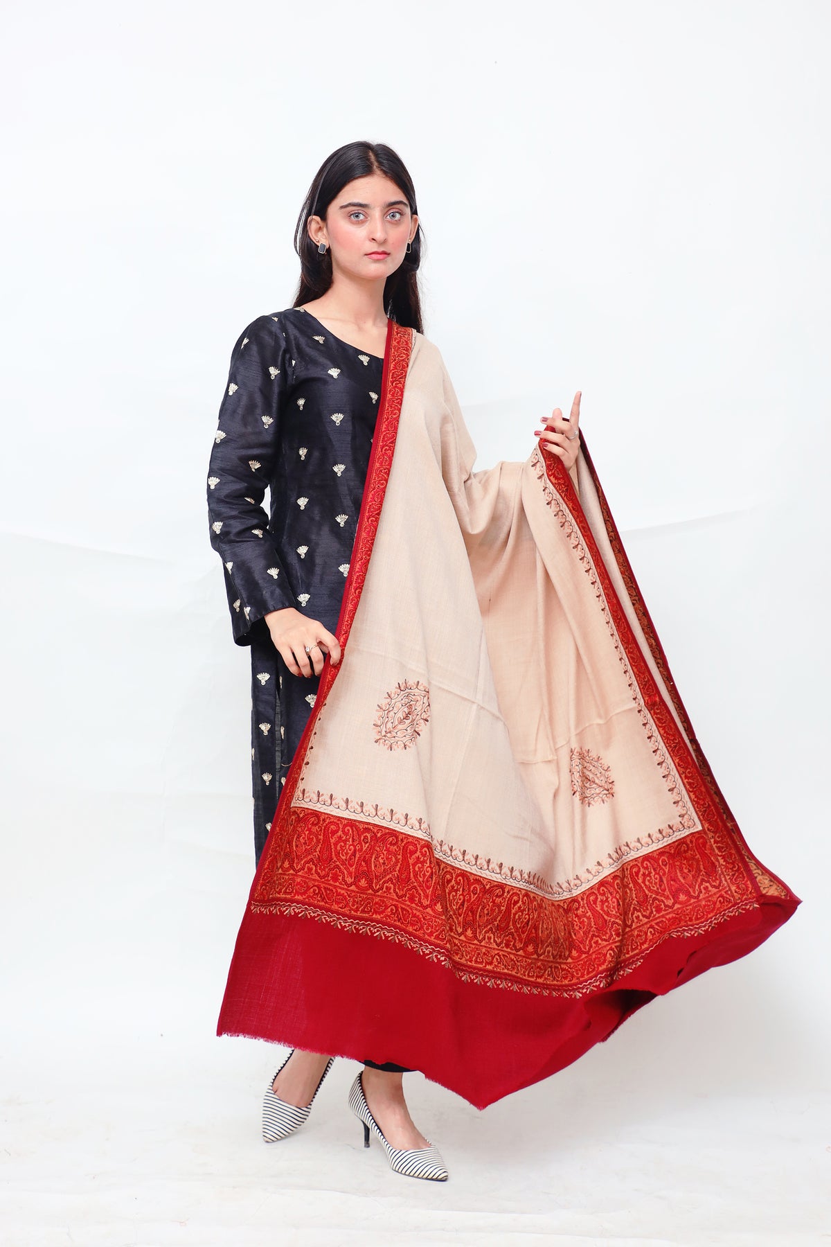 Ornate Floral Woolen Shawl