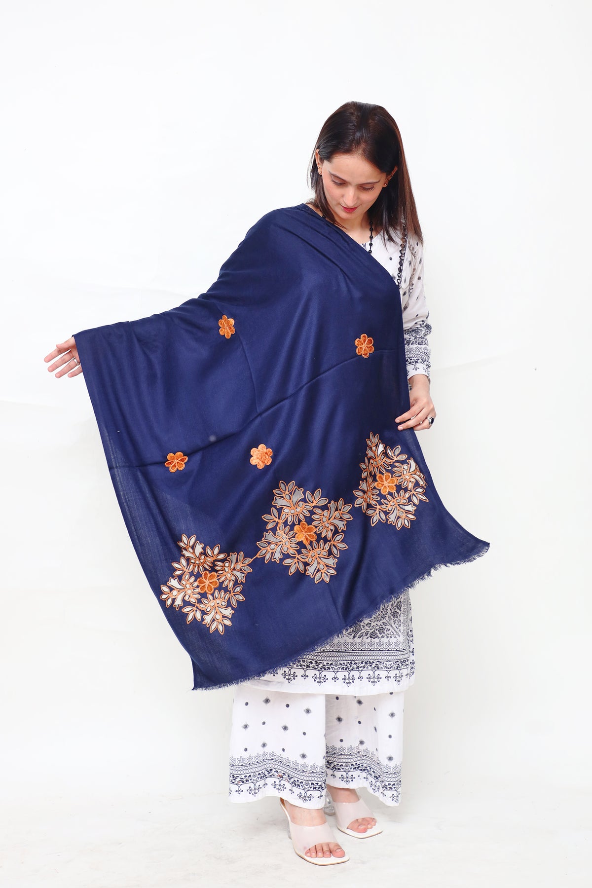 Velvet border woven shawl